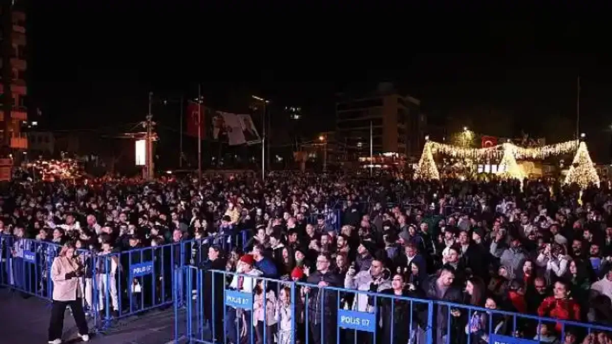 Antalyalılar yeni yıl coşkusunu Cumhuriyet Meydanı'nda yaşadı