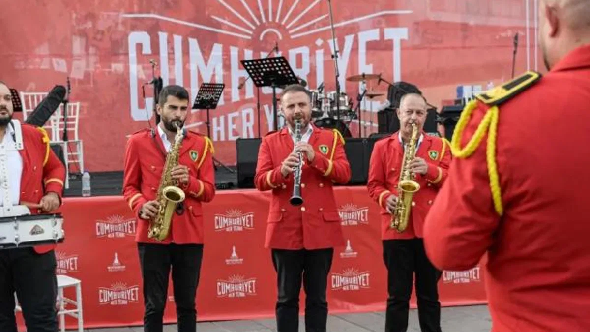 İzmir’de Cumhuriyet coşkusu başladı