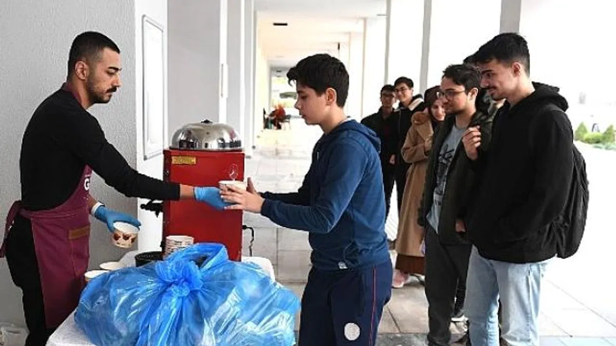 Osmangazi Belediyesi'nden ders çalışan öğrencilere ücretsiz çorba ikramı