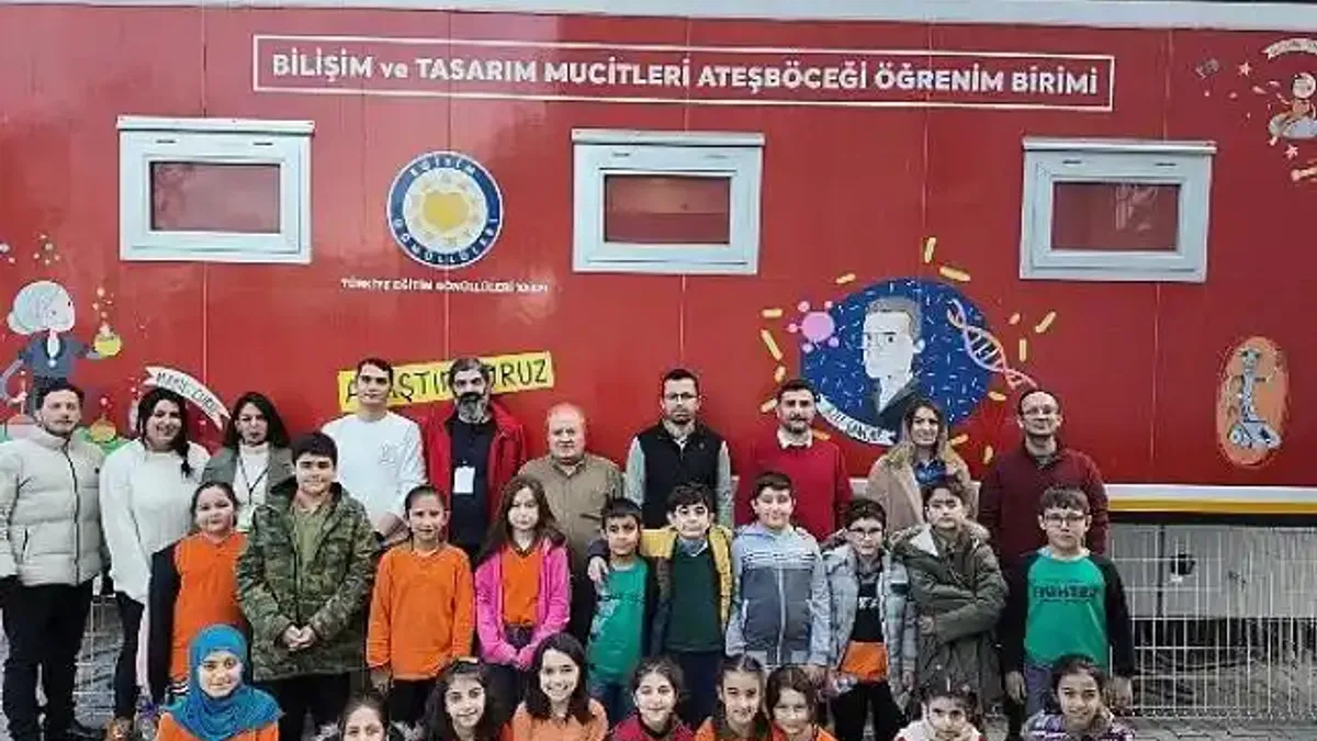 Bager Akbay, MediaMarkt'ın "Eğitimle Daha İyiye" projesi için 4 şehirde çocuklara yapay zekâyı anlattı
