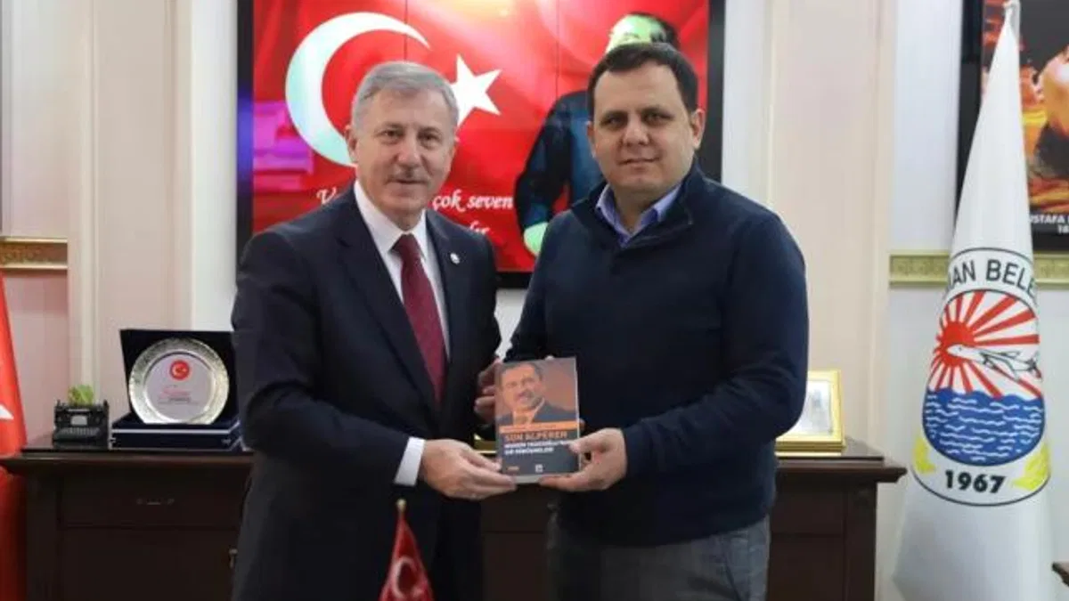 Selçuk Özdağ "Son Alperen" adlı kitabını Başkan Durmuş'a hediye etti