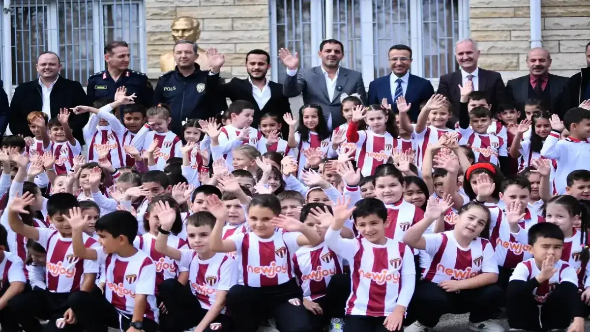 Yeniceköy’de 750 öğrenciye forma dağıtıldı
