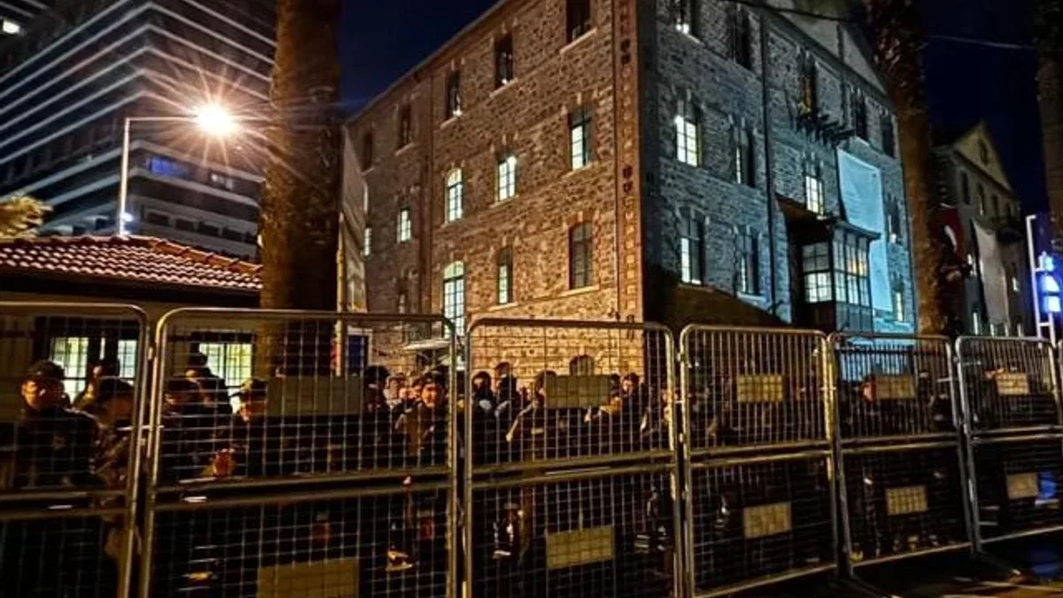 İzmir Meslek Fabrikası'na polis kuşatmasında tahliye girişimi! Başkan Tugay: Bu mülk İzmir halkınındır