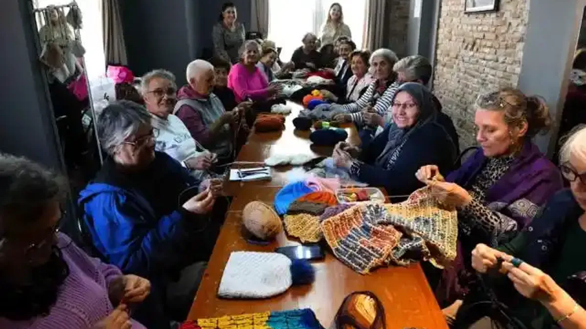 Antalya Muratpaşa'da Yaşlı Evi'nden çocukları ısıtacak örgü