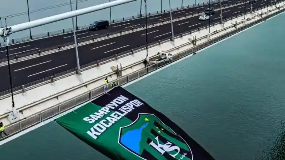 Kocaelispor bayrağı, Osmangazi Köprüsü’ne asıldı!