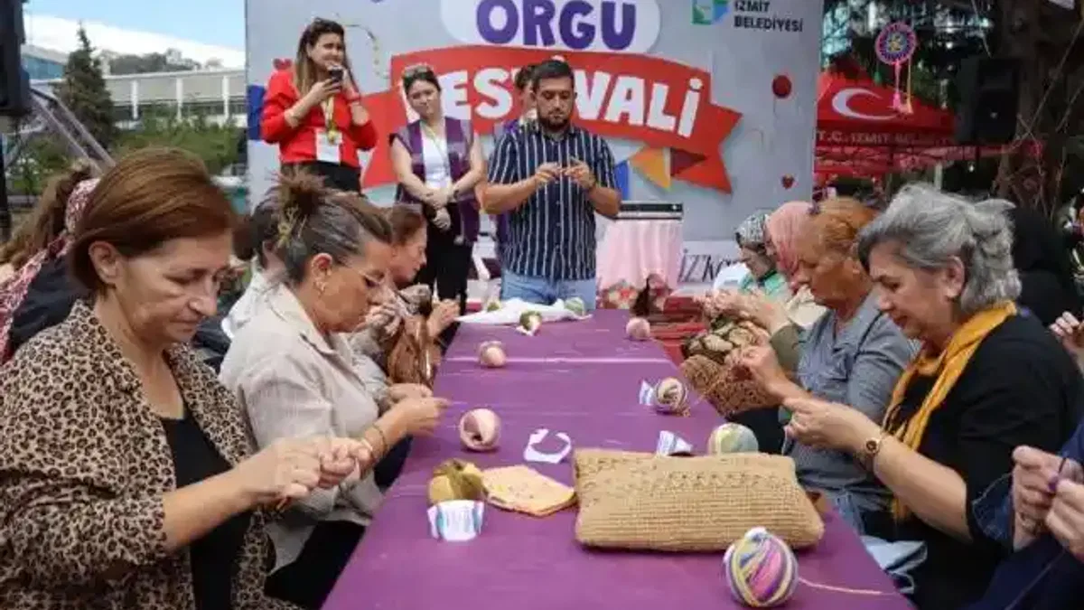 Kocaeli İzmit'te renkli 'örgü'