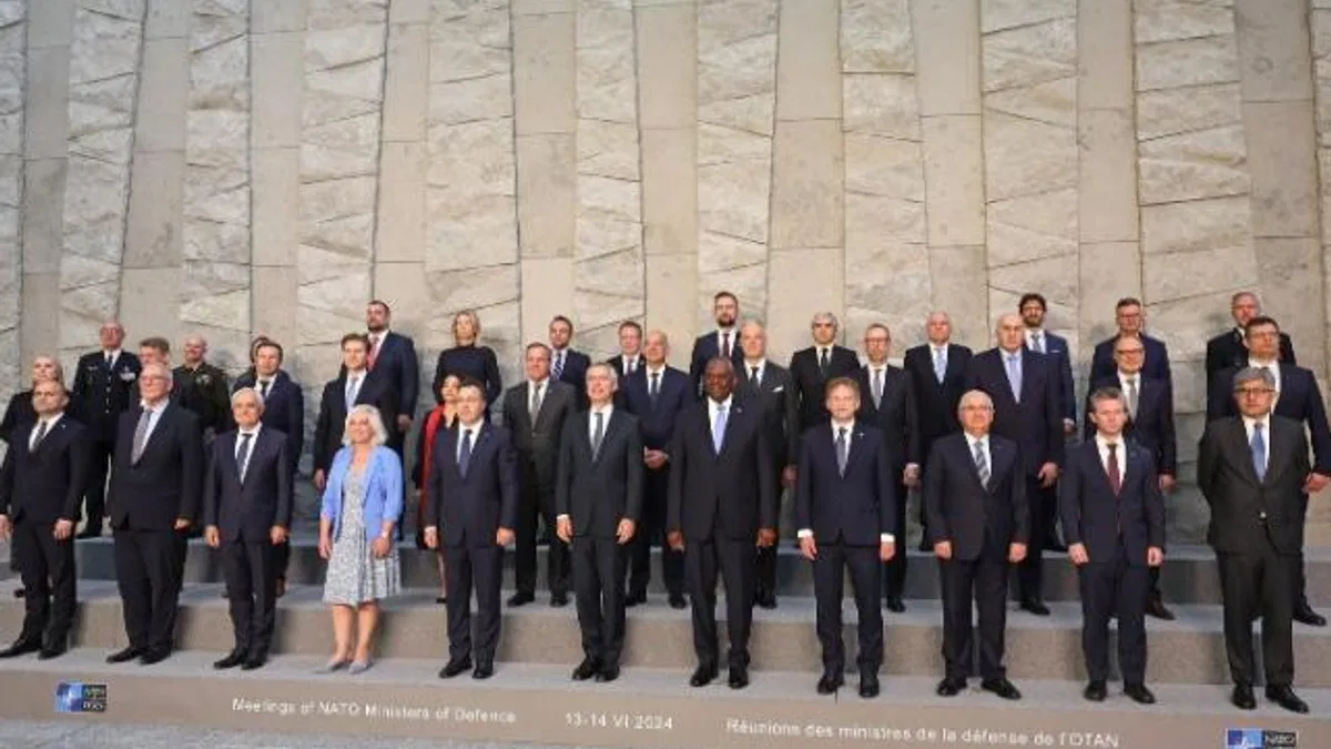 NATO'da geleneksel aile fotoğrafı
