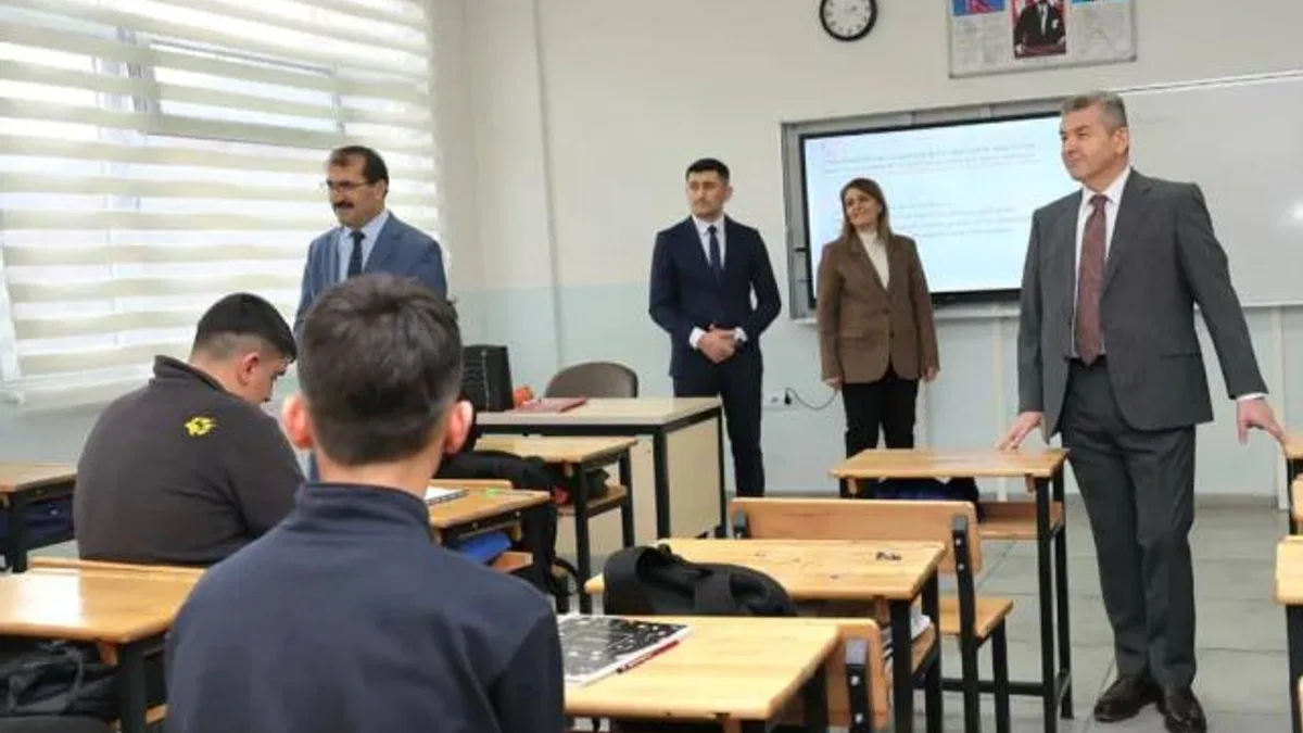 Artvin Valisi Ergün’den okullara ziyaret