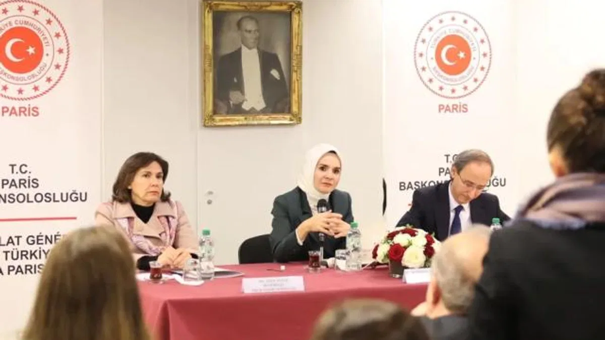 Bakan Göktaş Paris'te Türk vatandaşlarla buluştu