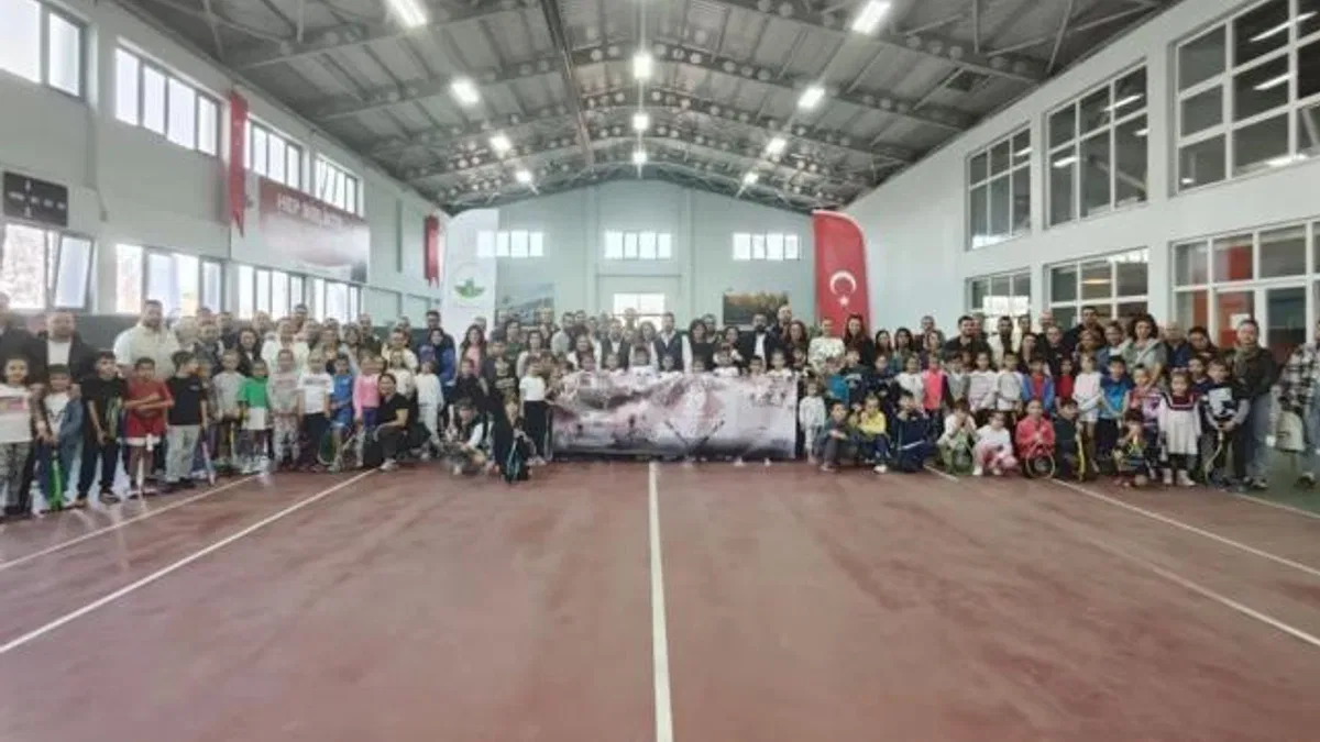 Geleceğin şampiyon raketleri korta çıktı