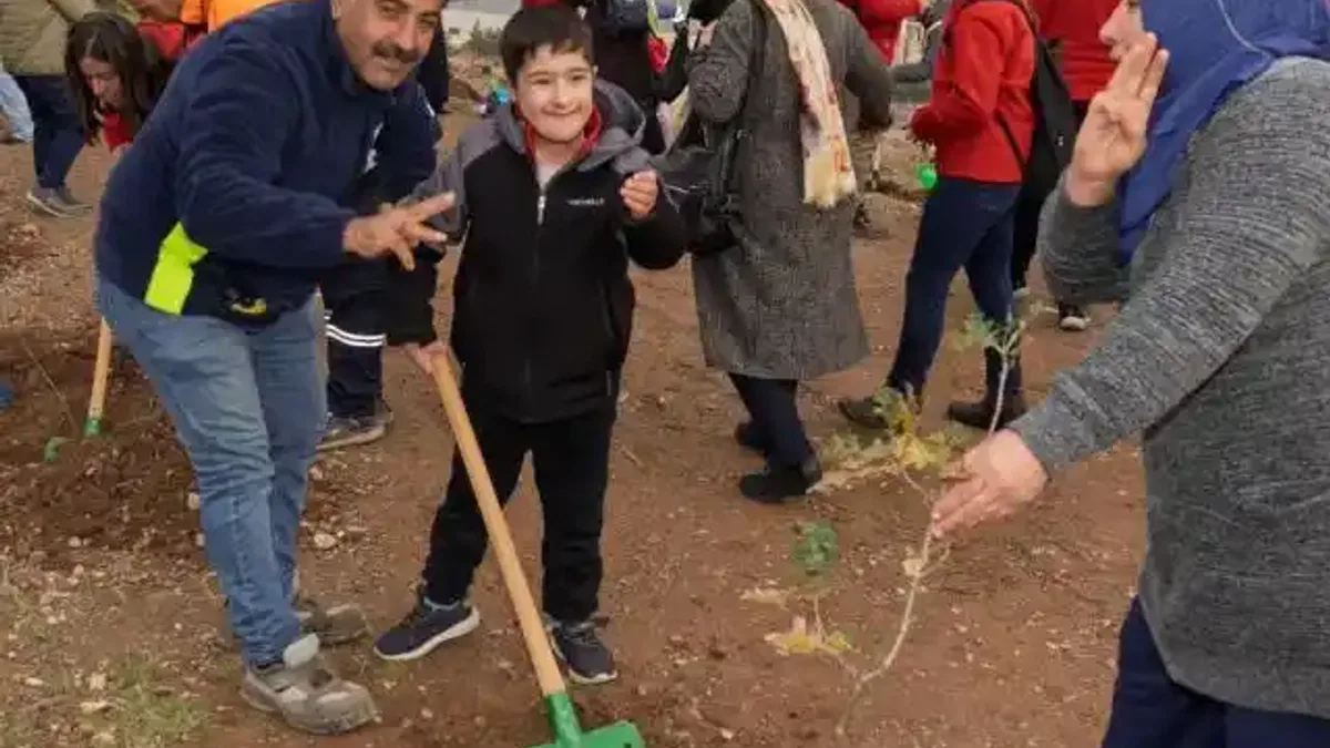 Engelli izciler, fidanları toprakla buluşturdu