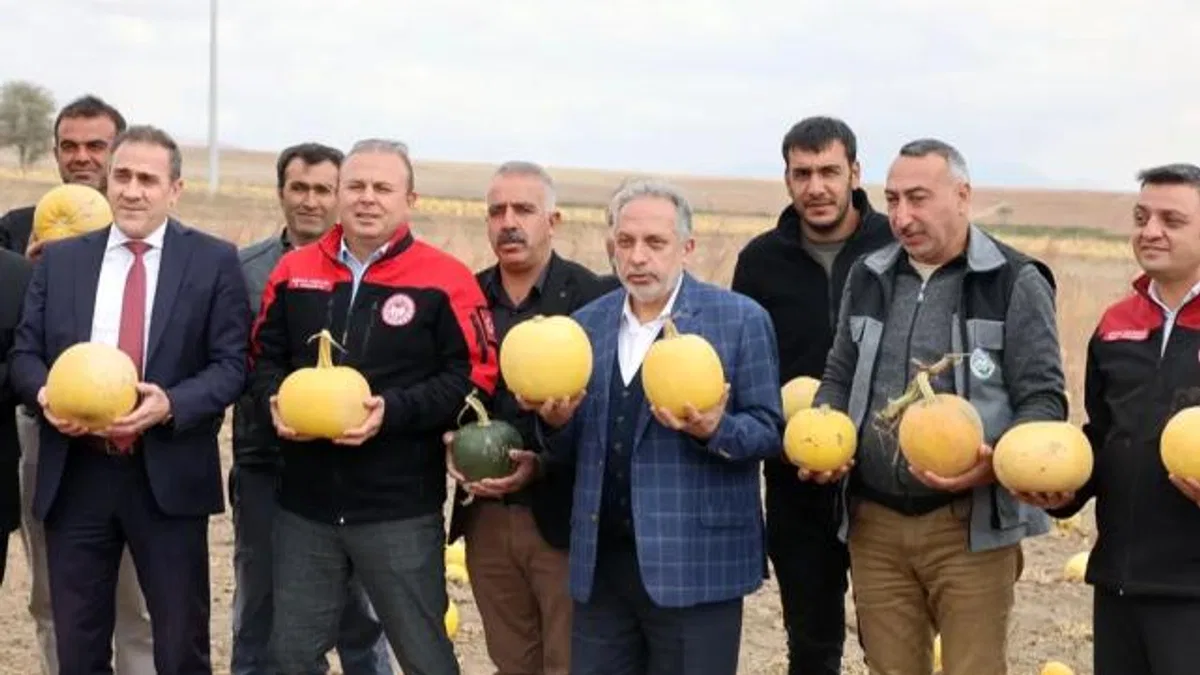 Birinci olan Kayseri Talaslı çiftçiye Başkan Yalçın'dan tebrik