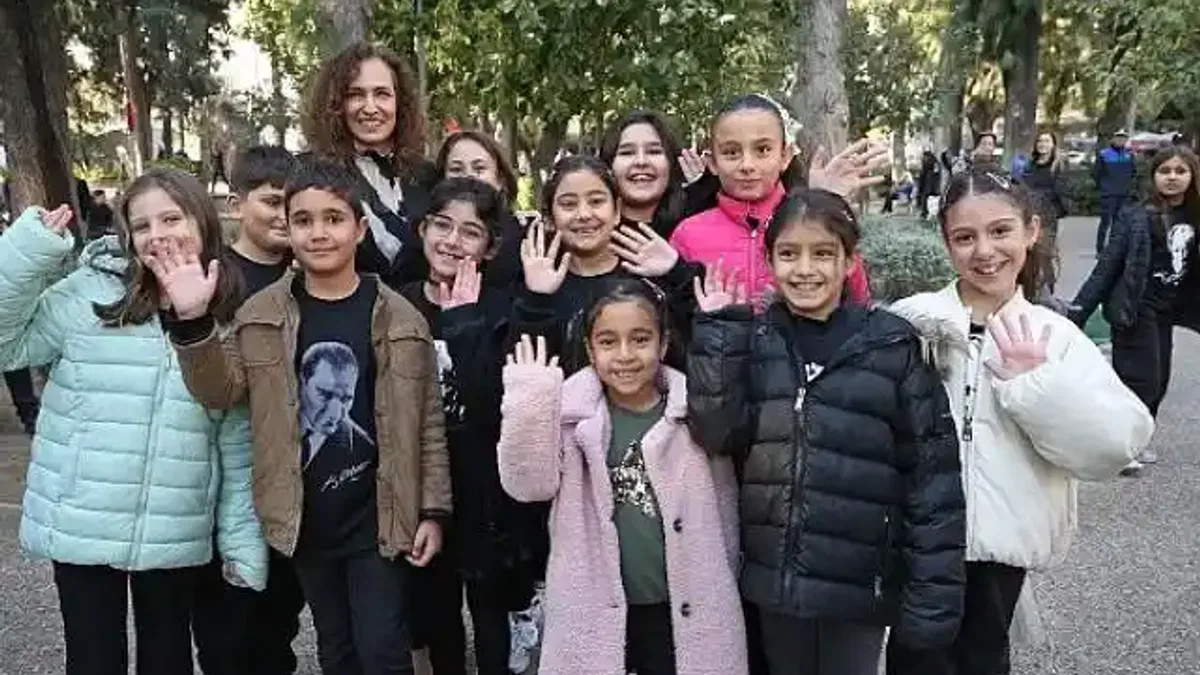 Karşıyaka'da hayat durdu; kalpler Atatürk için attı!