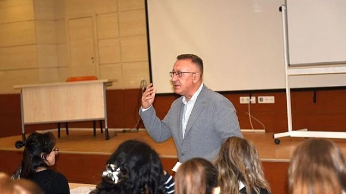 Adapazarı Belediye Başkanı Işıksu mezun olduğu fakültede öğrencilerle buluştu