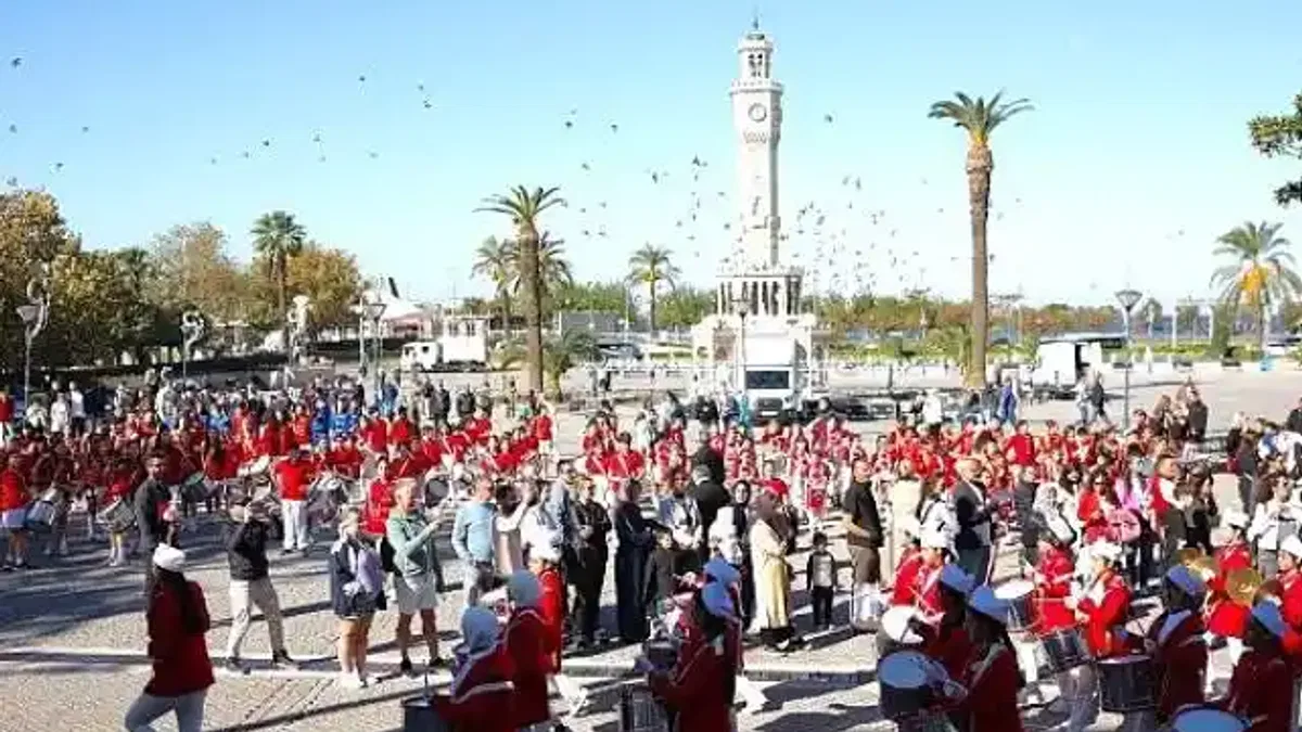 İzmir'de Cumhuriyet Bayramı Coşkusu: Bando Takımları Geçit Töreni