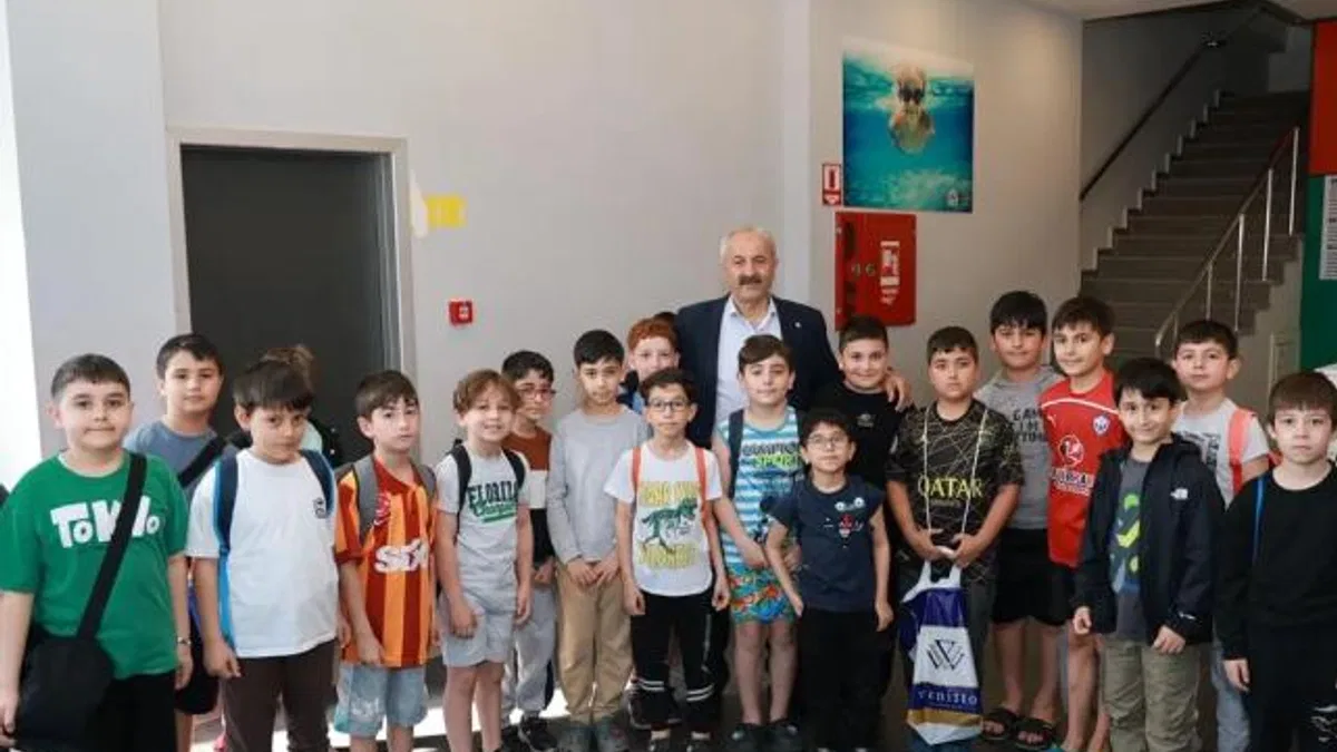 Gebze'de minik yüzücülere Başkan Büyükgöz'den ziyaret