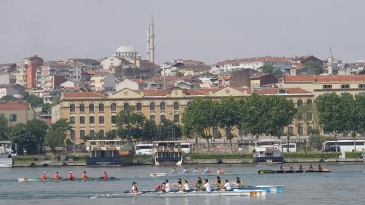 Haliç’te kürekler başarı için çekiliyor