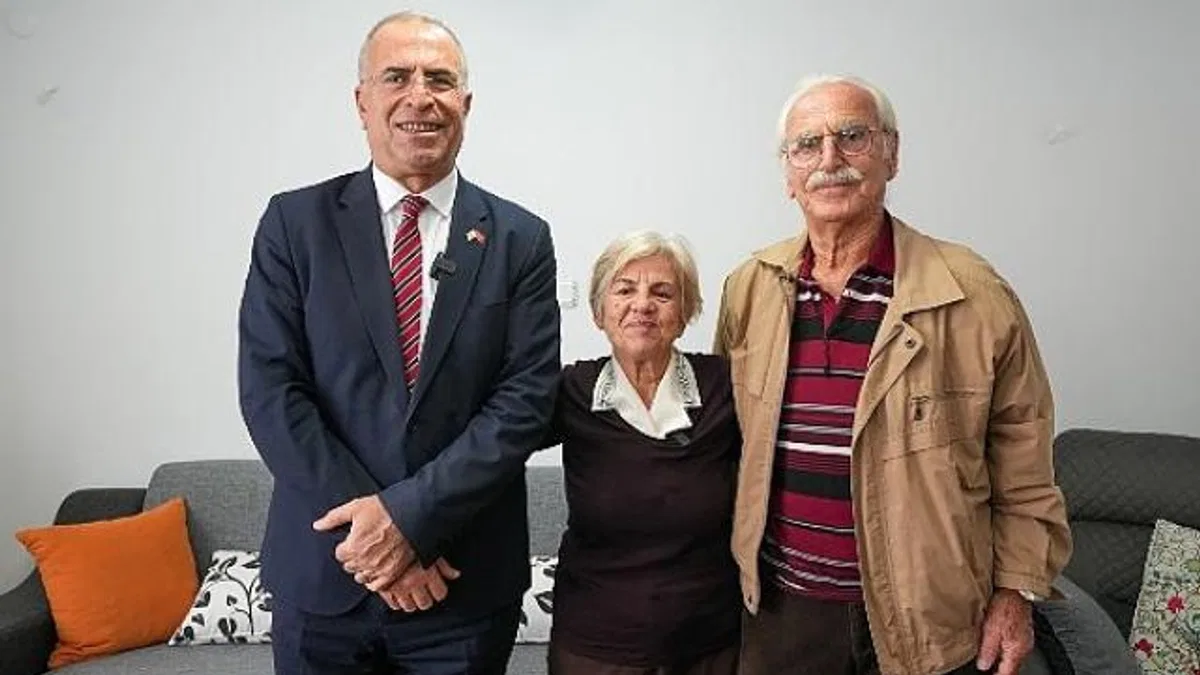 Başkan Ünal Işık, öğretmeni Ayşe Küçük'ü ziyaret etti