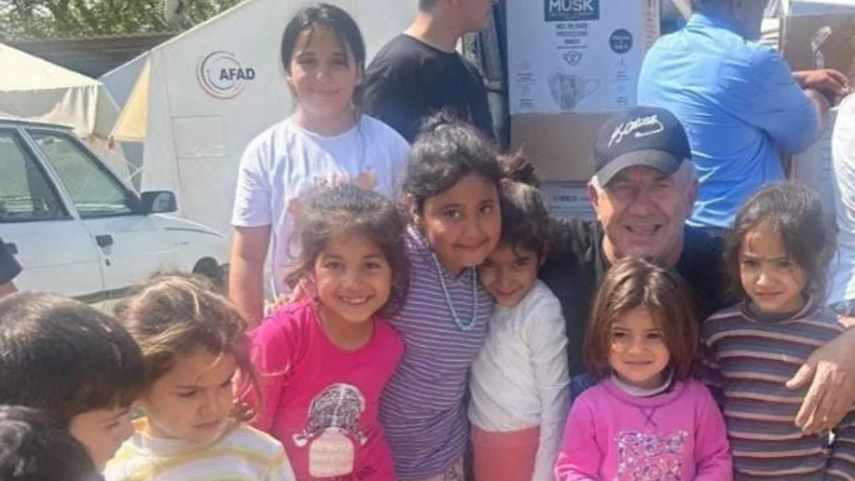 Kırşehirli Yılmaz Ünlü Hollanda'da bayram öncesi çocukları sevindirdi
