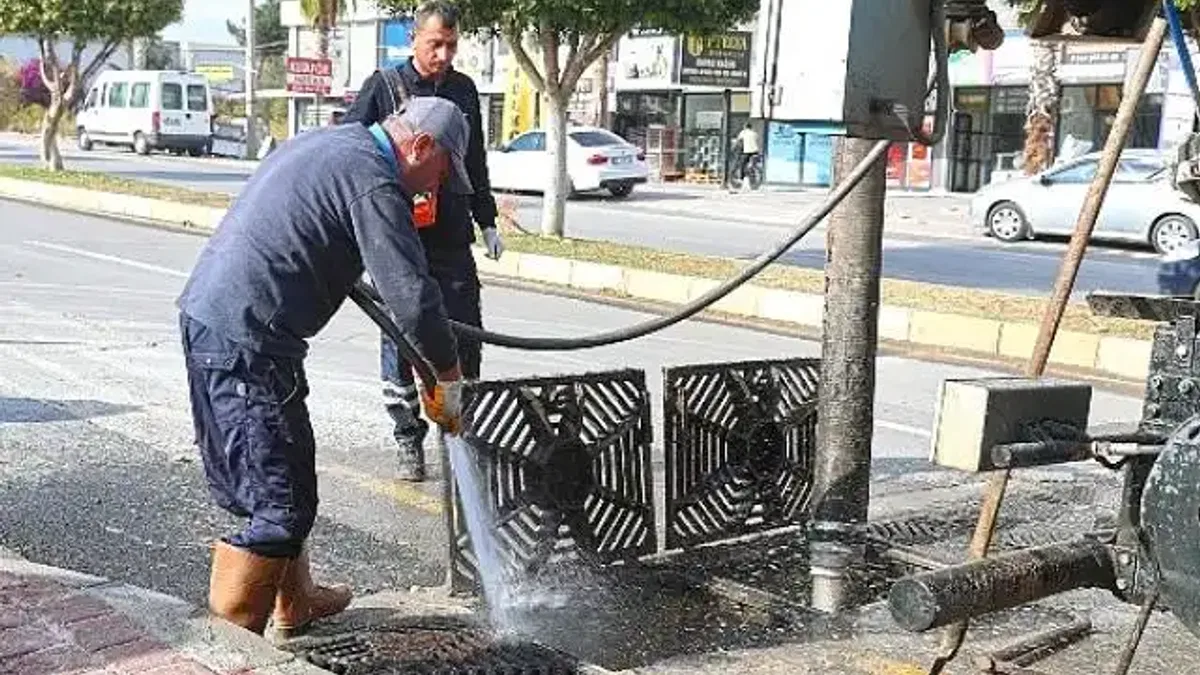 Büyükşehir Belediyesi yağmur sezonu öncesi mazgal temizliği çalışmalarını sürdürüyor