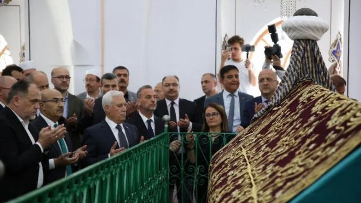 Bursa'da 6 asırlık türbenin ‘puşide örtüsü’ yenilendi
