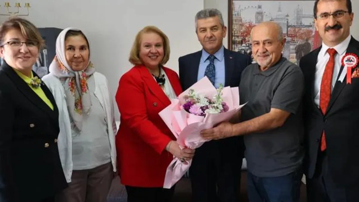 Artvin Valisi Ergün’den emekli öğretmene anlamlı ziyaret