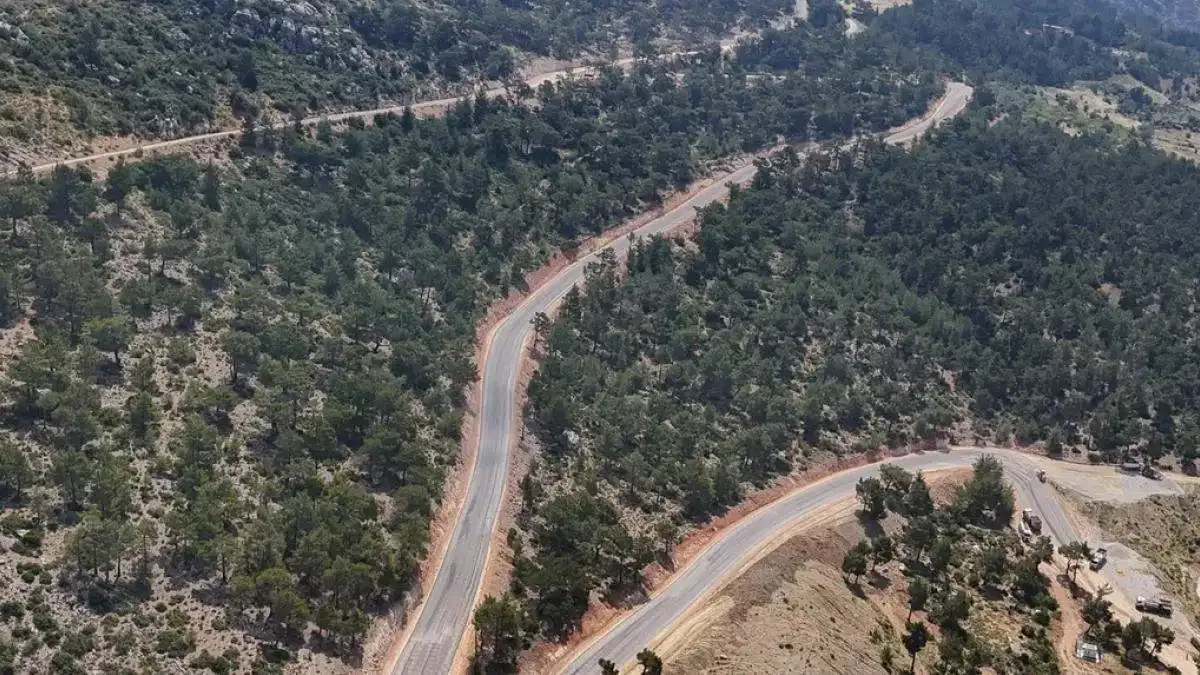 Mersin Büyükşehir, Gülnar’da 5 mahallenin yolunu genişletti