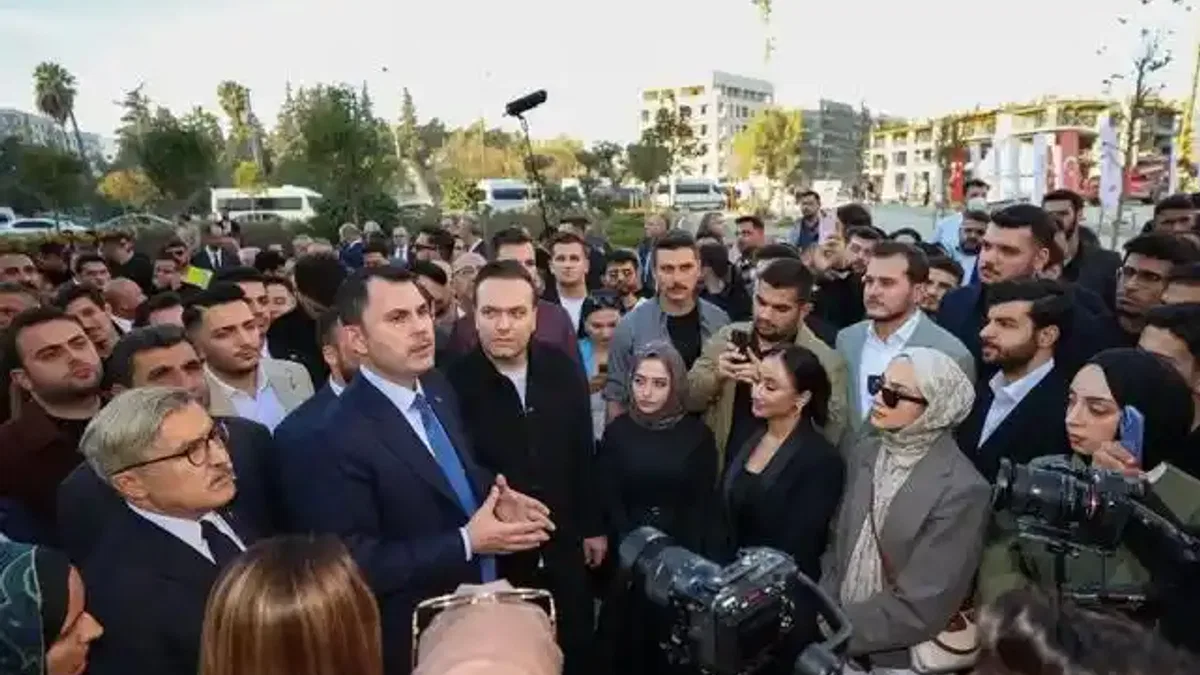 Bakan Kurum gençlerle afet bölgesindeki 'Asrın İnşası' seferberliğini gezdi