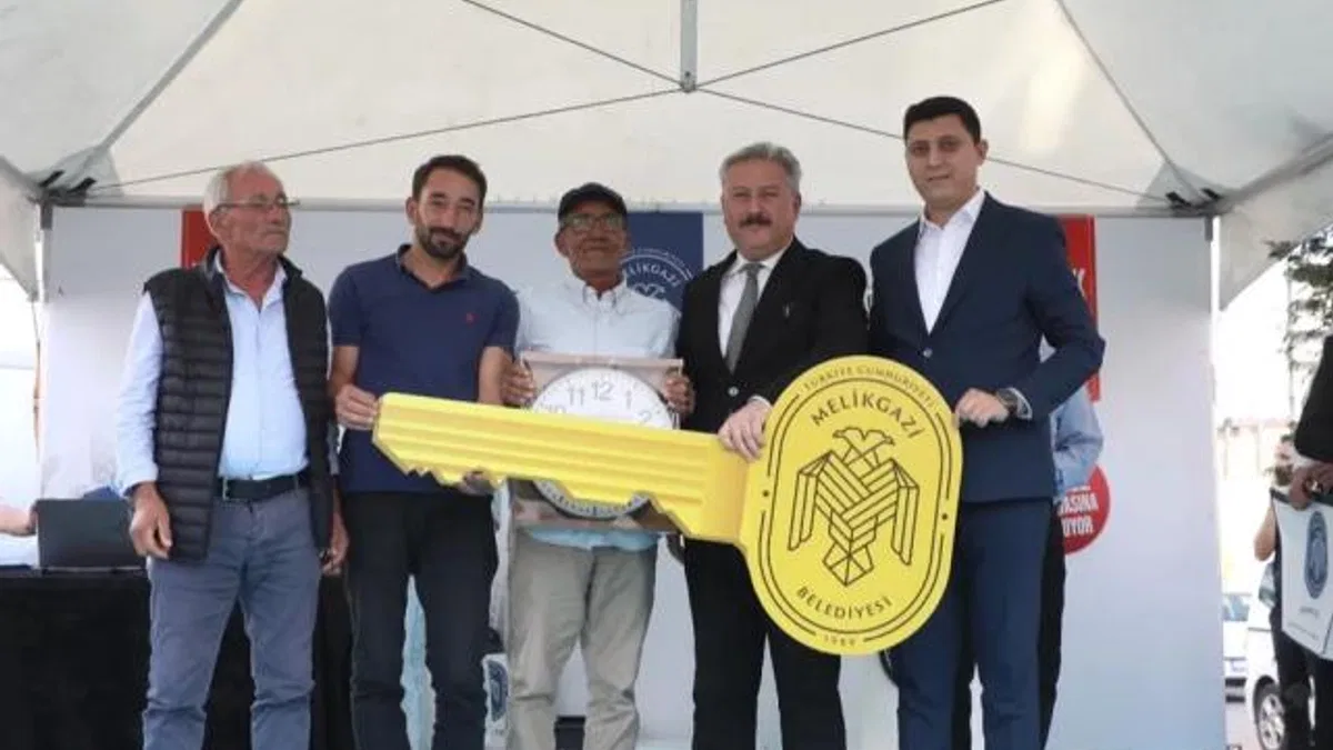 Kayseri Melikgazi Battalgazi'de 300 daire teslim etti