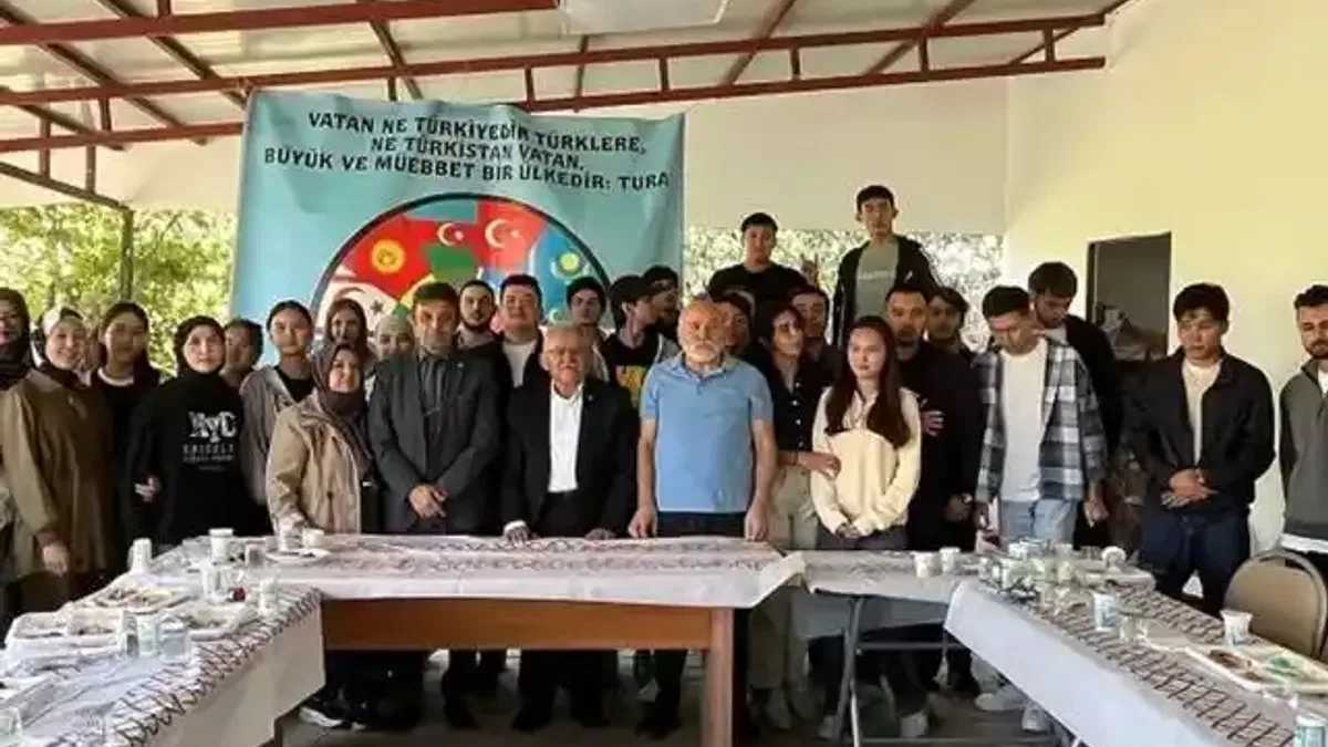 Memduh Büyükkılıç Türk Dünyası gençleriyle buluştu