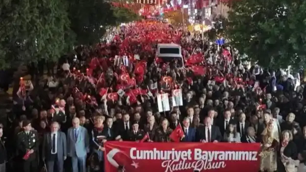 Manisa’da Cumhuriyet coşkusu meydanlara taştı